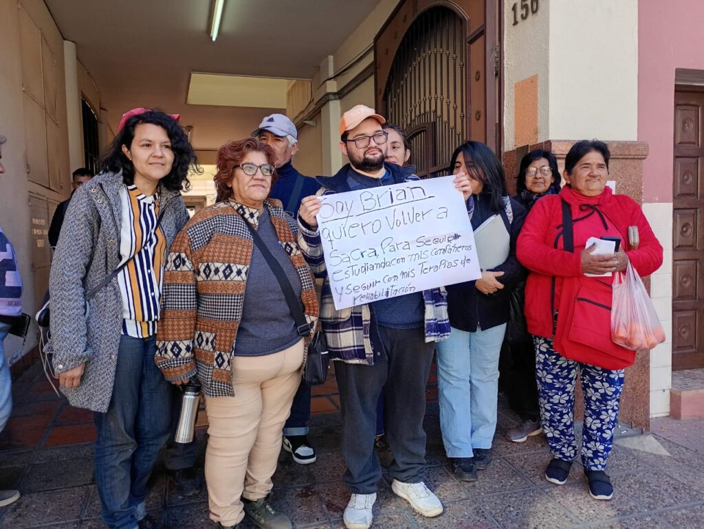 Motosierra-en-Incluir-Salud-Familiares-de-personas-con-discapacidad-protestaron-en-la-sede-de-Salta