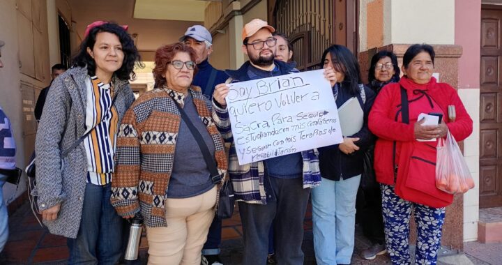 Motosierra-en-Incluir-Salud-Familiares-de-personas-con-discapacidad-protestaron-en-la-sede-de-Salta