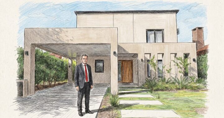 Ilustración digital de Manuel Adorni, con traje y corbata roja, posando frente a su casa del barrio privado Indio Cuá.
